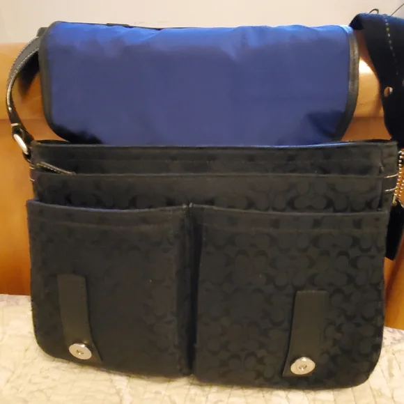 Coach A1068-F70182 Black Voyager 6cm Signature Small Messenger Bag - Picture 5 of 9